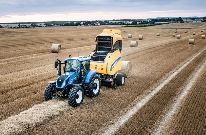 Снимка: техника New Holland в полеви условия