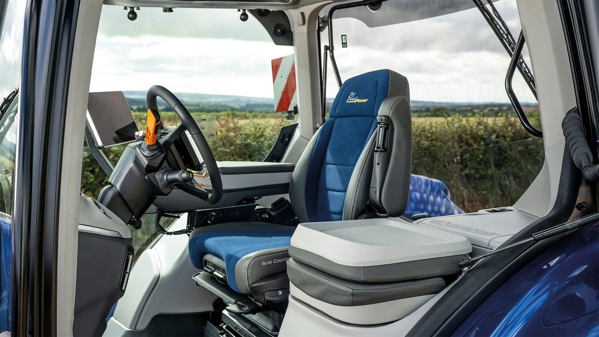 NEW HORIZON™ ULTRA CAB ENVIRONMENT