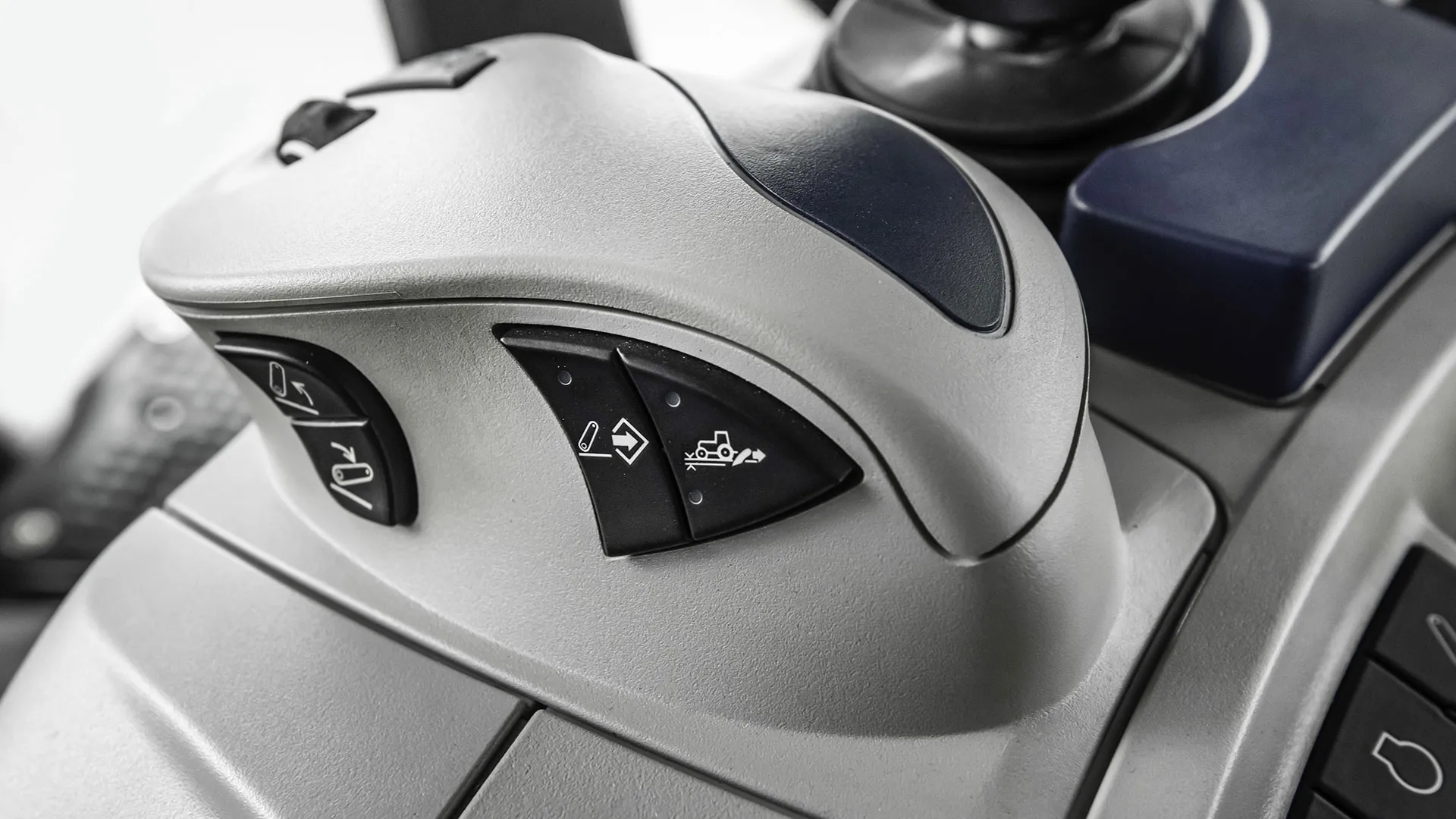 LOGICALLY GROUPED CONTROLS. THREE POINT LINKAGE MOUSE